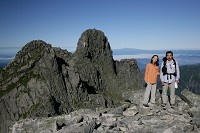 �n�̔w����������